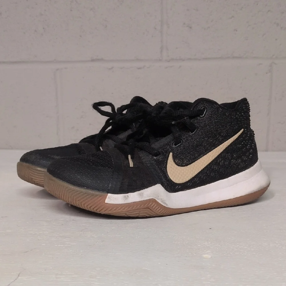 Nike Kyrie III Badge of Honor Basketball Shoes Black Gum Youth Size 1.5
